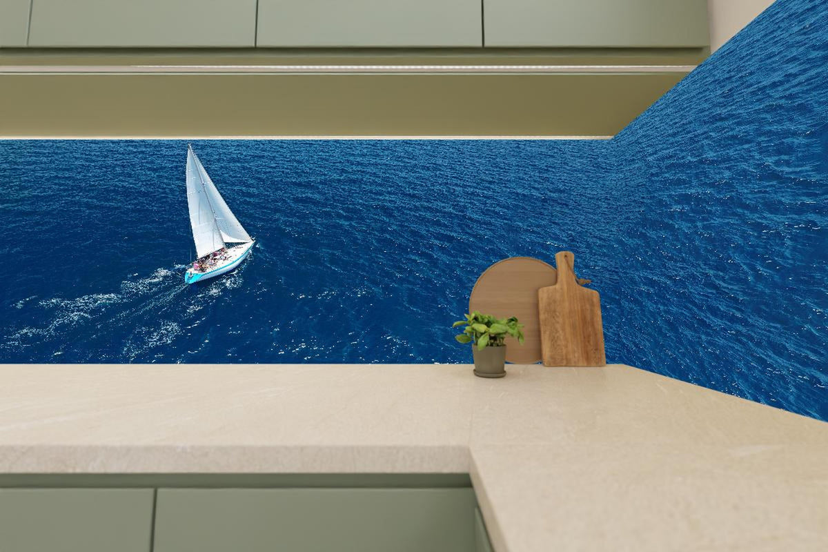 Küchenrückwand - Segelyacht auf azurblauem Meer