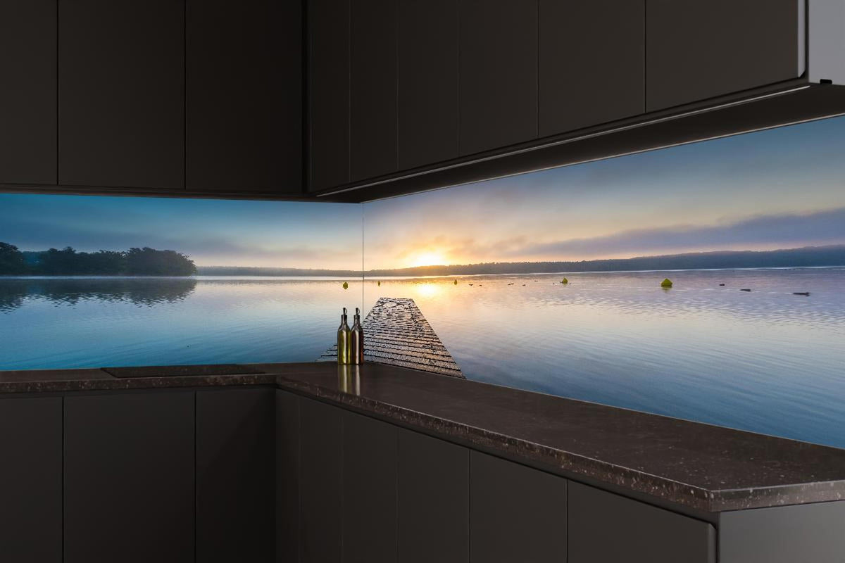 Küchenrückwand - Sonnenaufgang am See mit Nebel