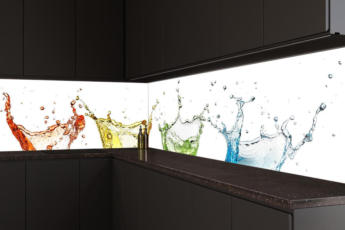 Küchenrückwand - Spritziges buntes Wasser