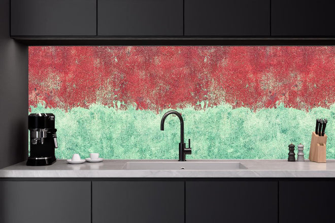 Küchenrückwand - Türkis-rote Wand im Grunge-Stil