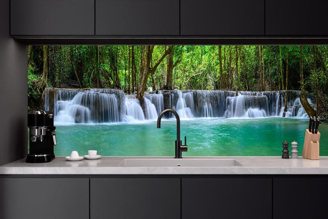 Küchenrückwand - Wasserfall tief im tropischen Wald