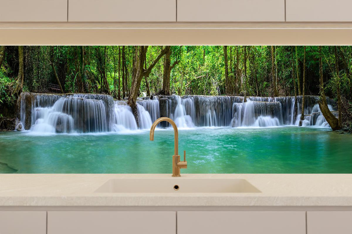 Küchenrückwand - Wasserfall tief im tropischen Wald