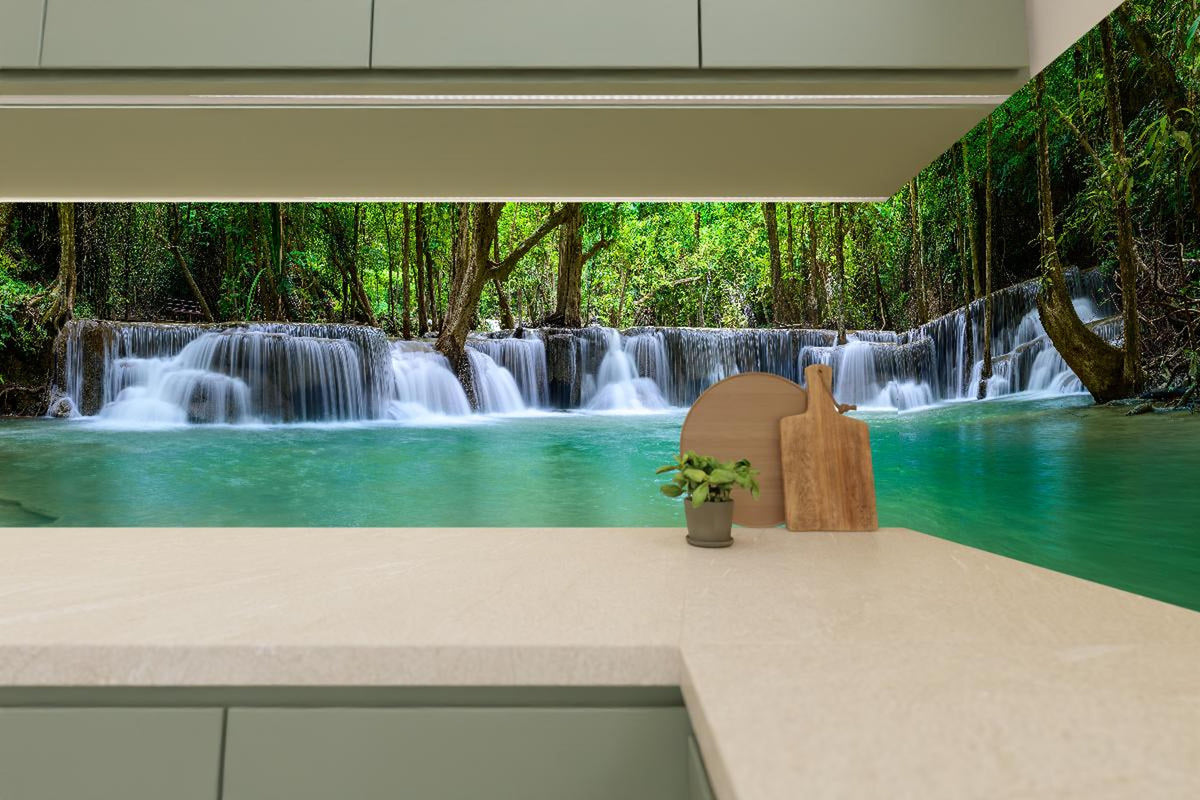 Küchenrückwand - Wasserfall tief im tropischen Wald