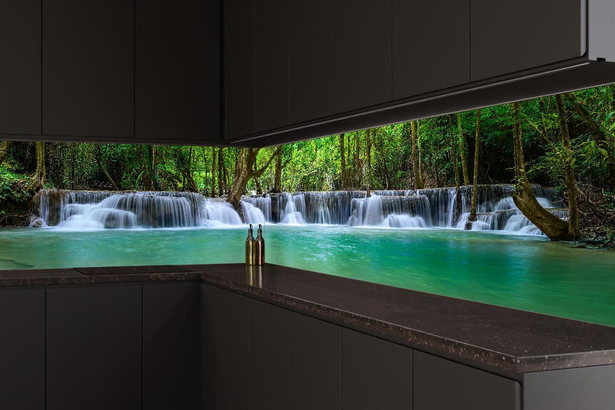 Küchenrückwand - Wasserfall tief im tropischen Wald