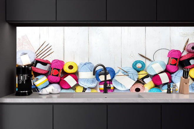 Küchenrückwand - Wolle und Stricknadeln auf Holzhintergrund