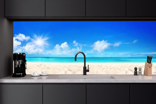 Küchenrückwand - Wunderschöner Strand mit hellem Sand