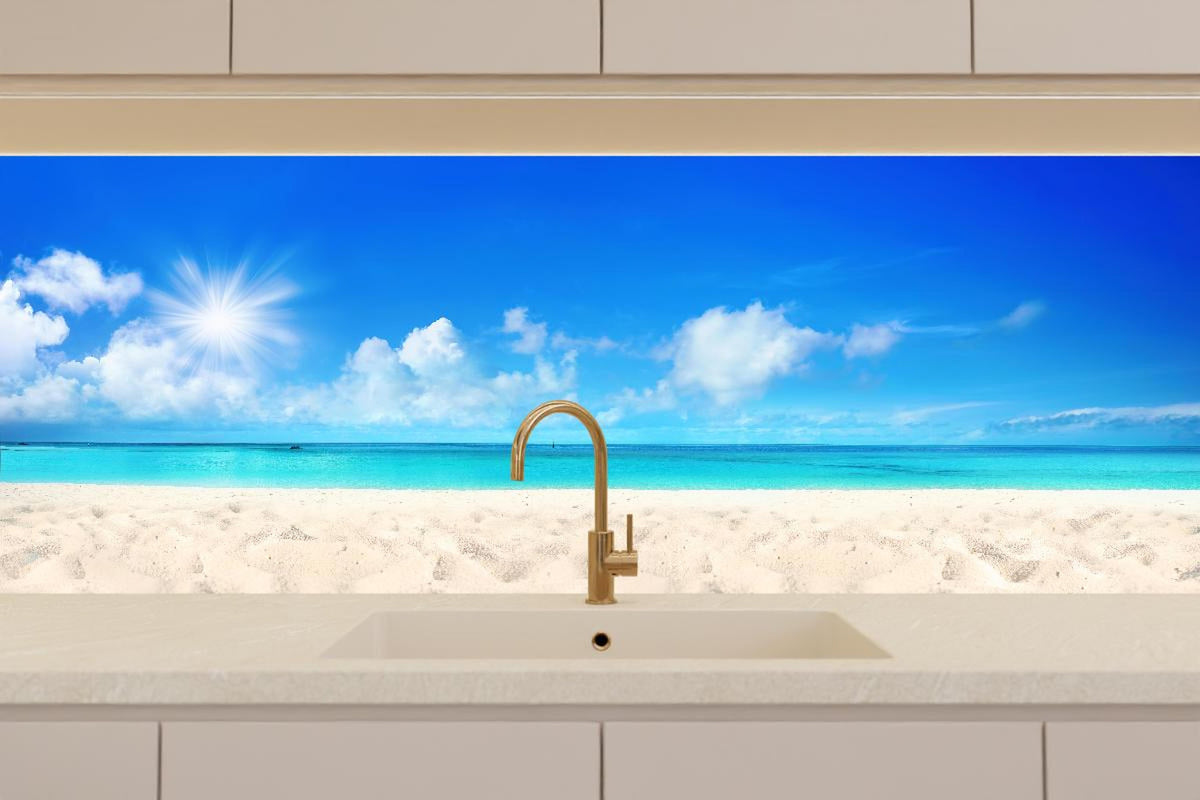 Küchenrückwand - Wunderschöner Strand mit hellem Sand