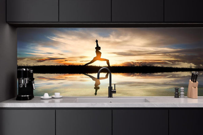 Küchenrückwand - Yoga praktizierendes Mädchen