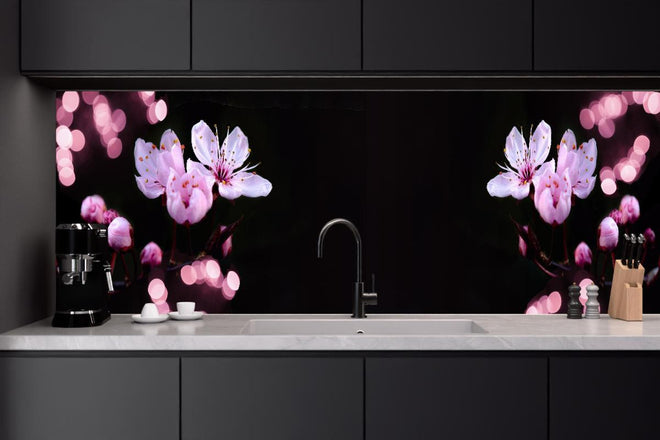Küchenrückwand - Zarte Rosa Kirschblüten beleuchtet in Dunkelheit