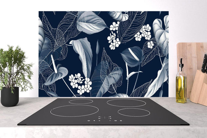 Spritzschutz - Anthurium Blumenmuster Blautöne auf Dunkelblau