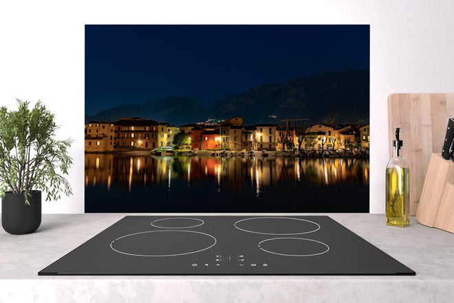 Spritzschutz - Beleuchtete Seelandschaft bei Nacht