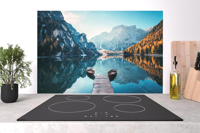 Spritzschutz - Boote auf dem Pragser Wildsee in den Dolomiten