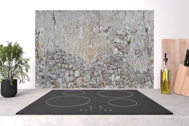 Spritzschutz - Bröckelnde Hausmauer in Südtirol