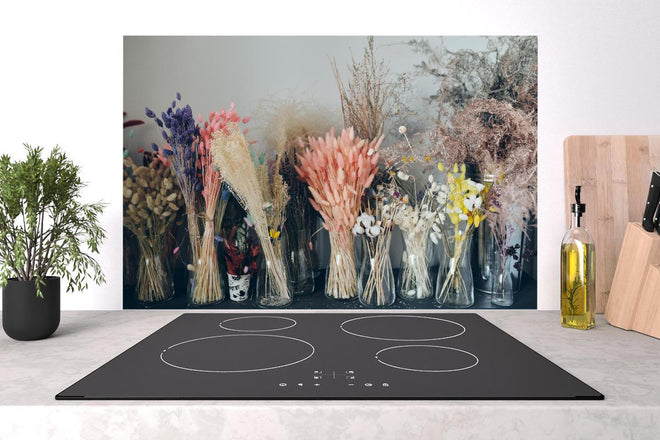 Spritzschutz - Bunte Trockenblumen im Regal