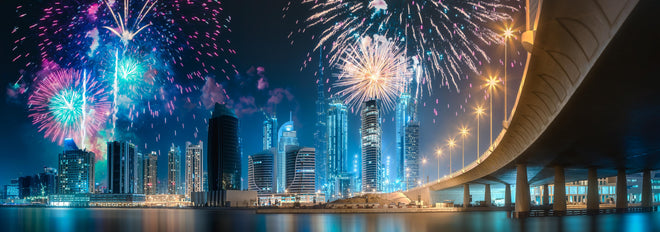 Spritzschutz - Buntes Feuerwerk über Dubai Business Bay