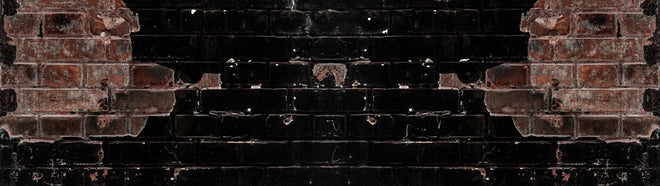 Spritzschutz - Dunkle beschädigte Ziegelwand