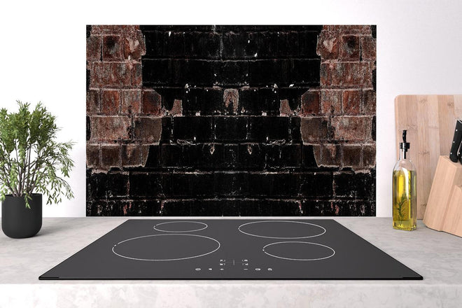 Spritzschutz - Dunkle beschädigte Ziegelwand