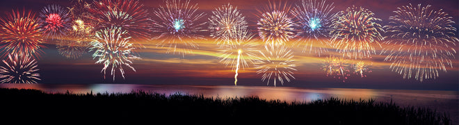 Spritzschutz - Farbenprächtiges Feuerwerk am Nachthimmel