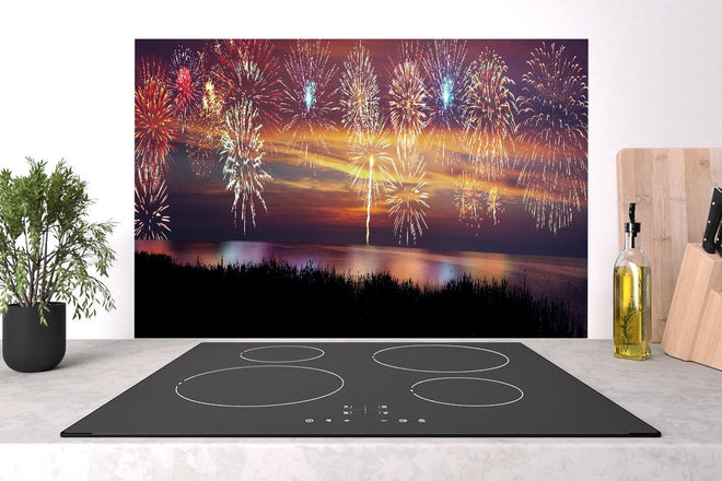 Spritzschutz - Farbenprächtiges Feuerwerk am Nachthimmel