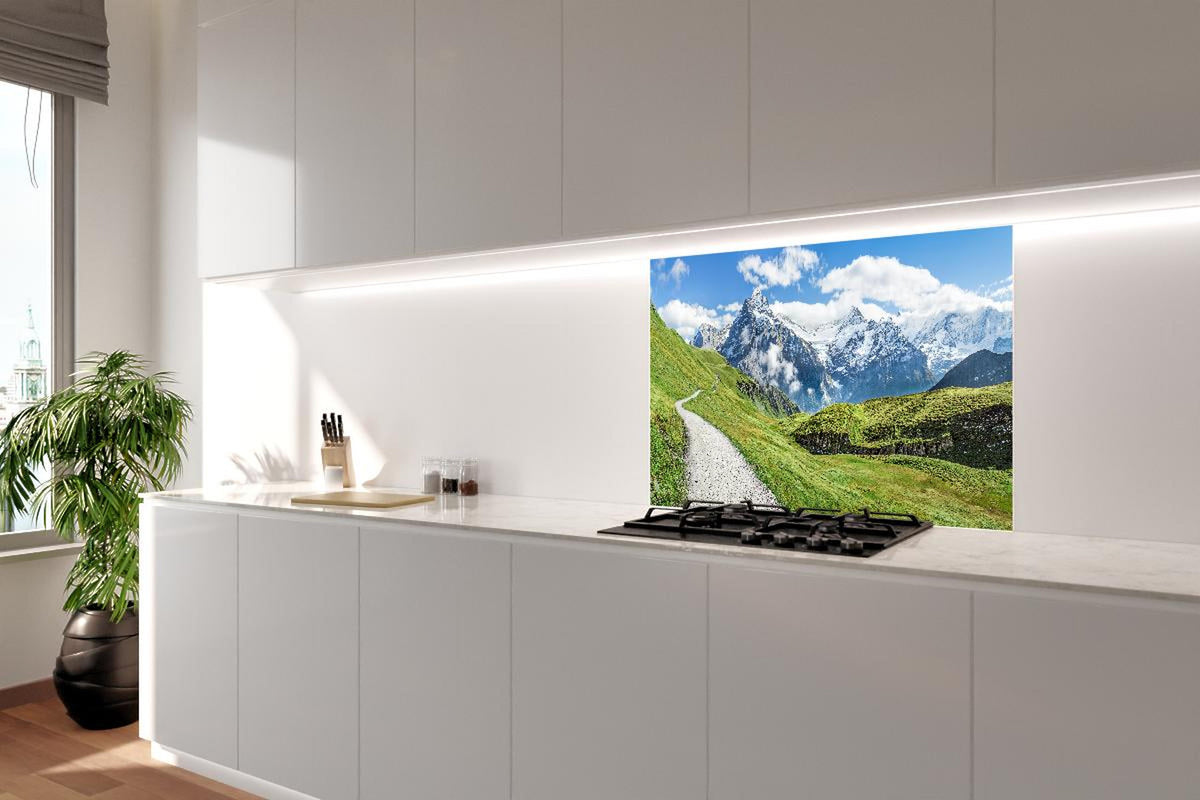 Spritzschutz - Friedlicher Wanderweg in den Alpen