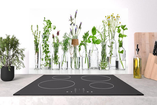 Spritzschutz - Frische Kräutervielfalt in Glasflaschen Weiß