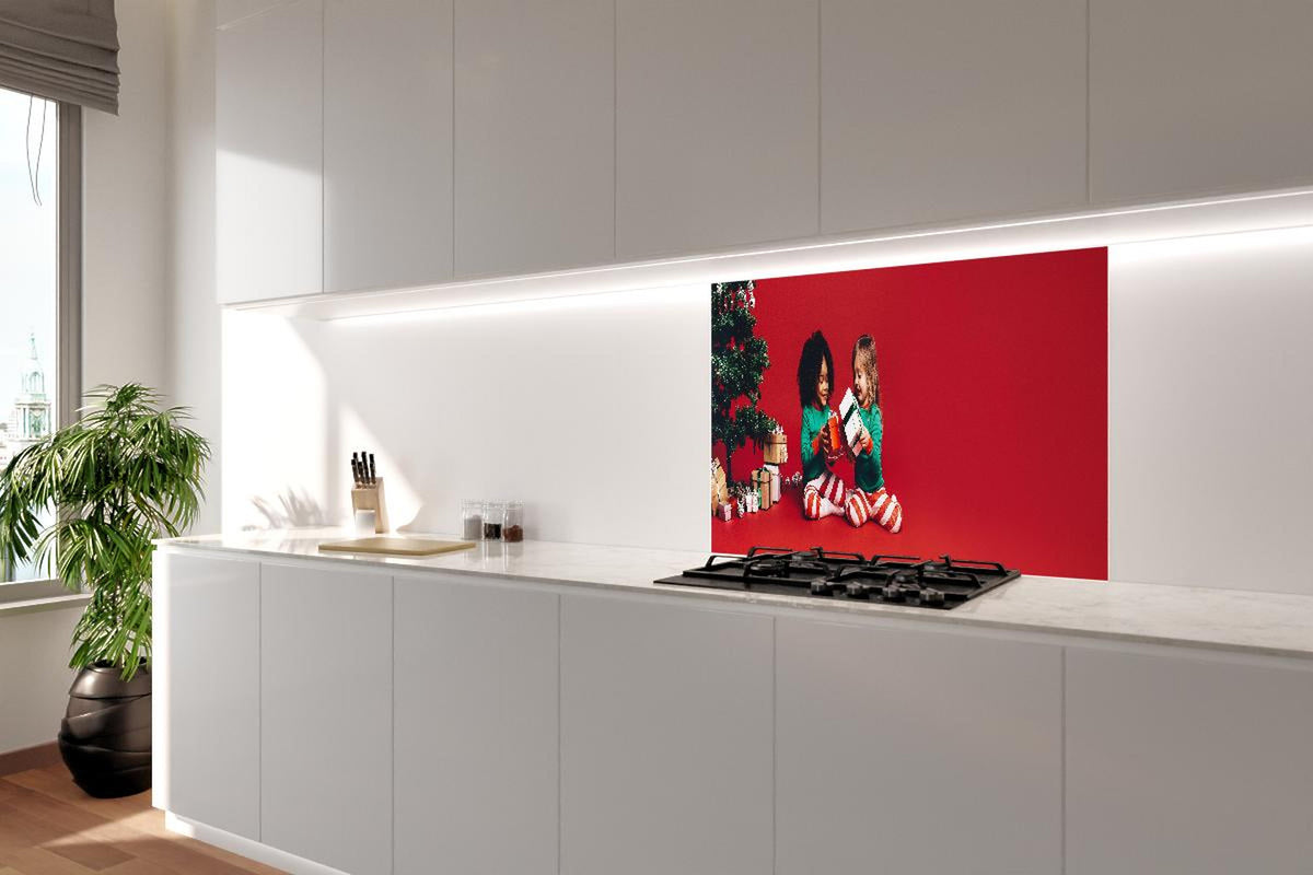 Spritzschutz - Fröhliche Kinder tauschen Weihnachtsgeschenke aus