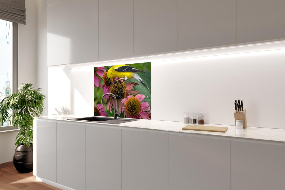 Spritzschutz - Gelber Vogel Genießt Nektar Pinker Blüten