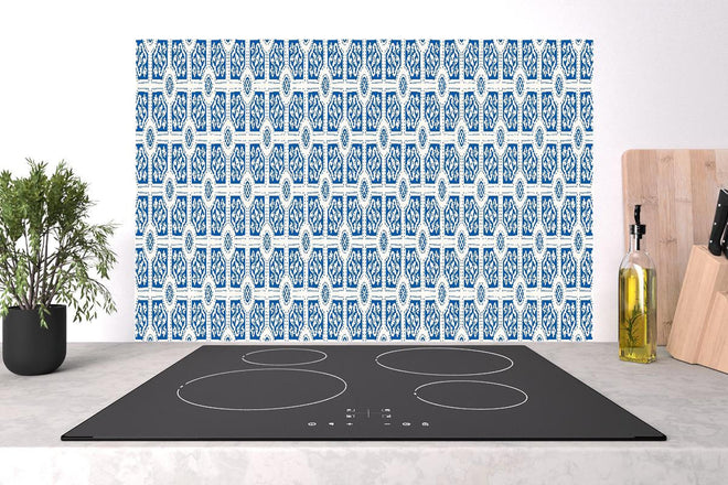 Spritzschutz - Geometrische Musterung in Blau und Weiß