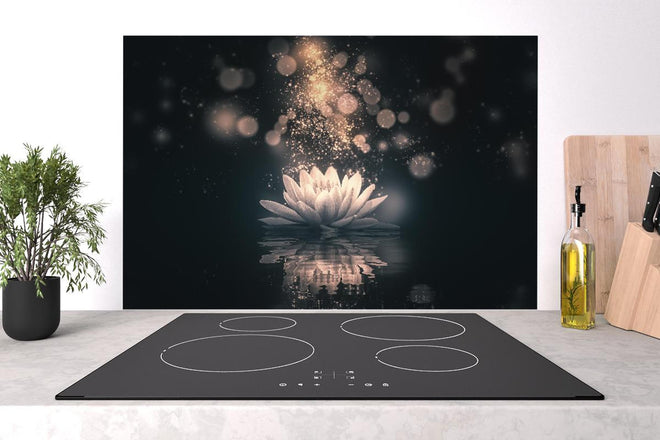 Spritzschutz - Goldene Lotusblüte auf dunklem Hintergrund