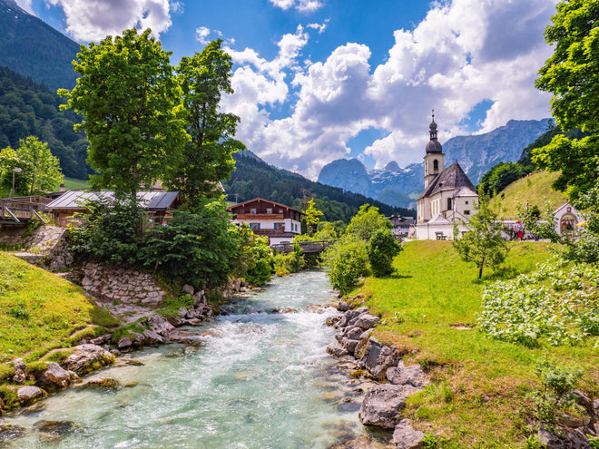 Spritzschutz - Idyllische Ramsau Kirche mit Bergblick
