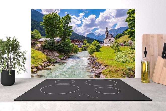 Spritzschutz - Idyllische Ramsau Kirche mit Bergblick