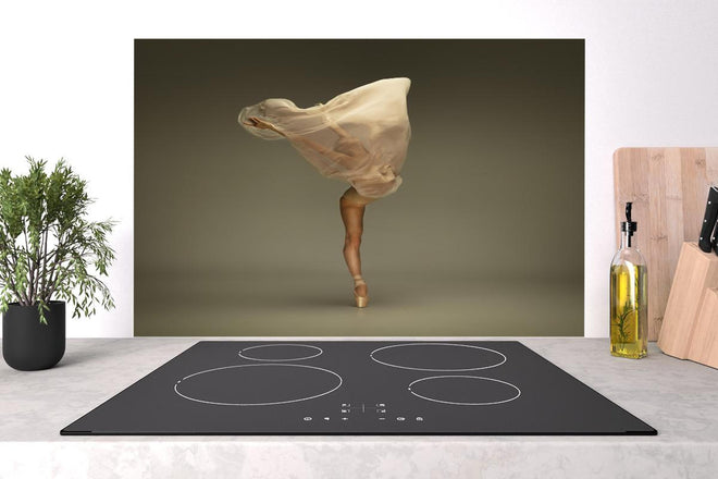 Spritzschutz - Junge Ballerina in grauem Studio