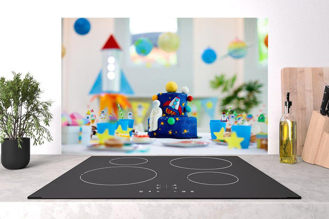 Spritzschutz - Kindergeburtstagsfeier zum Thema Weltraum mit Kuchen.