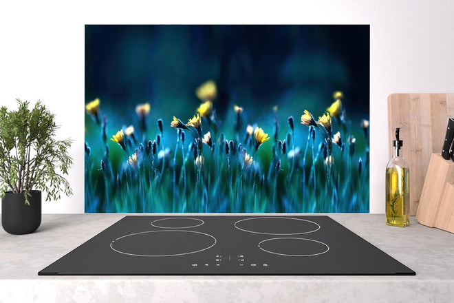 Spritzschutz - Leuchtende Blumen auf dunkelblauer Wiese