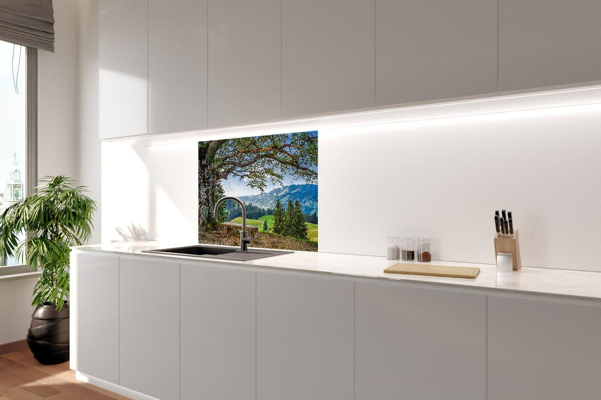 Spritzschutz - Malersche Bergpanorama mit alter Baum