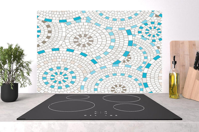 Spritzschutz - Moderne weiße Mosaikfliesen mit Farbakzenten