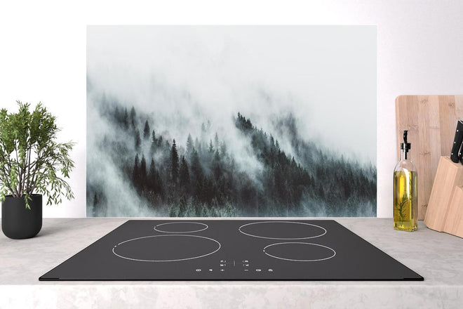 Spritzschutz - Mystischer Nebelwald in Grau-Weiß Nuancen