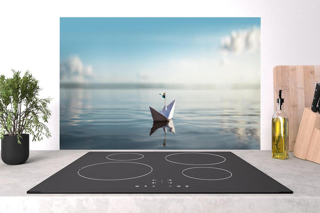 Spritzschutz - Papierboot auf ruhigem Meer