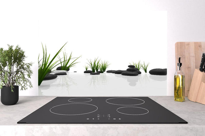 Spritzschutz - Ruhiges Steine Gefilde mit Gras und Wasser