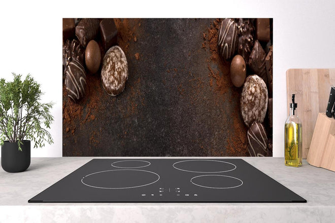 Spritzschutz - Schokoladenpralinen auf Schieferuntergrund