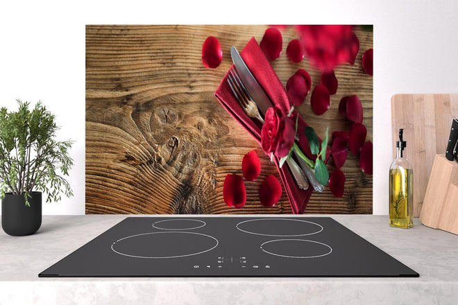 Spritzschutz - Tischdekoration mit roten Rosen