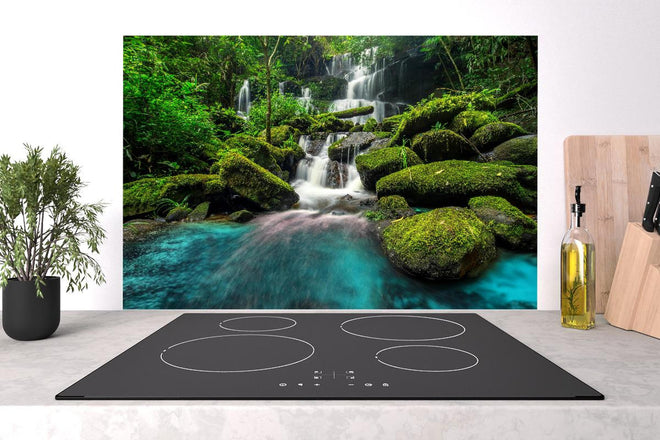 Spritzschutz - Wasserfall im grünen Dschungel von Thailand