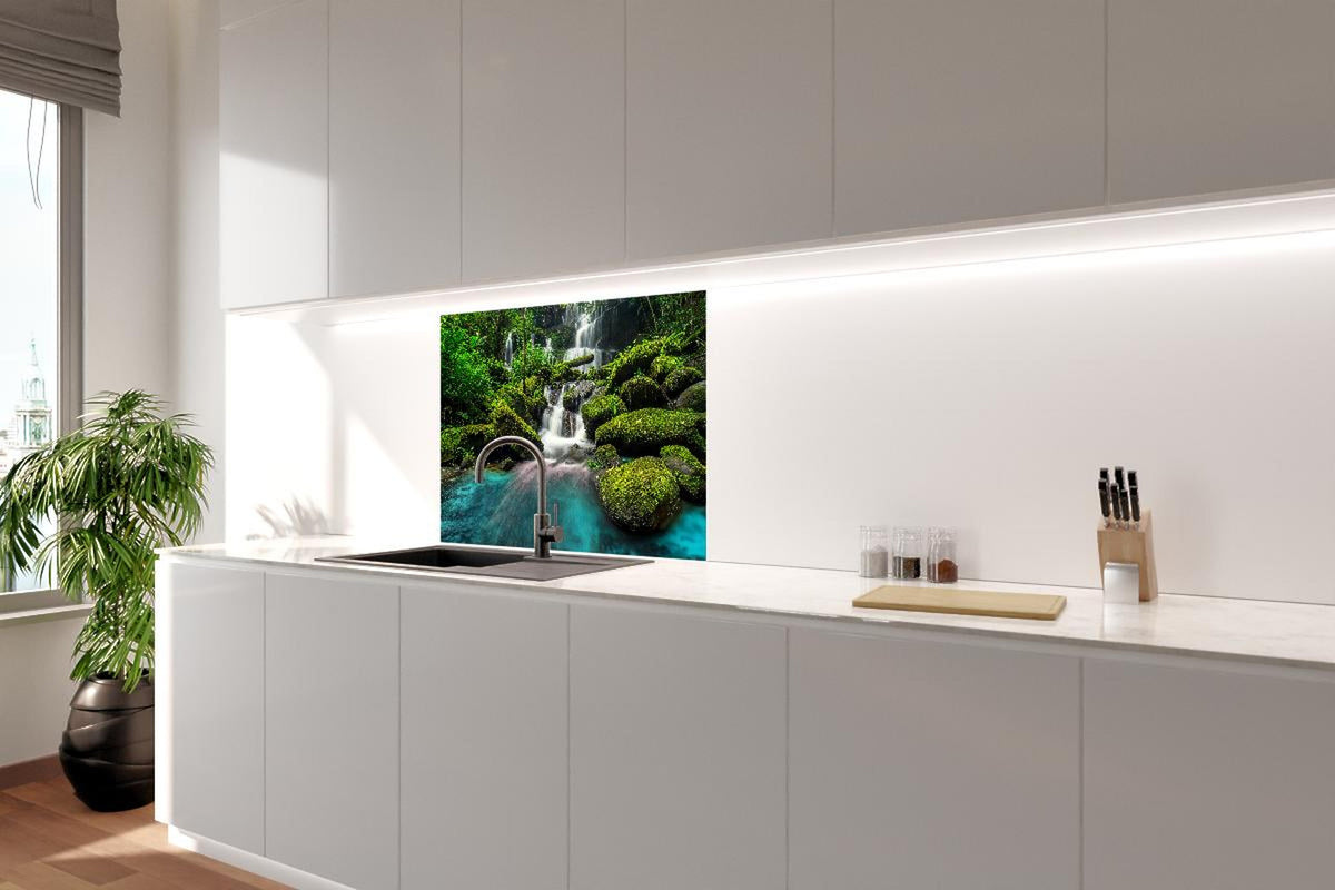 Spritzschutz - Wasserfall im grünen Dschungel von Thailand
