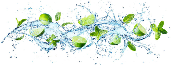 Spritzschutz - Wasserspritzer mit Minzblättern und Limettenspalten