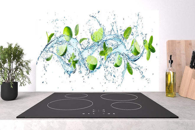 Spritzschutz - Wasserspritzer mit Minzblättern und Limettenspalten