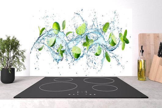 Spritzschutz - Wasserspritzer mit Minzblättern und Limettenspalten