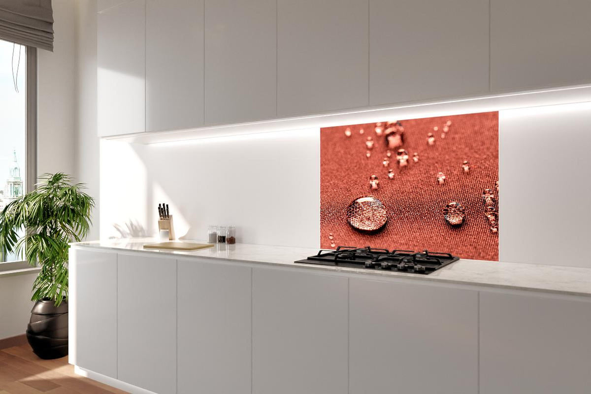 Spritzschutz - Wassertropfen auf rotem Stoff