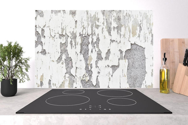 Spritzschutz - Zerplatze Fassade eines alten Hauses