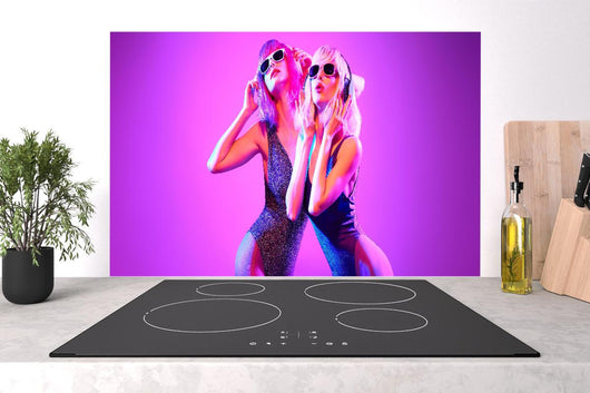 Spritzschutz - Zwei DJ Fitness Frau in bunten Neonlicht. Disco