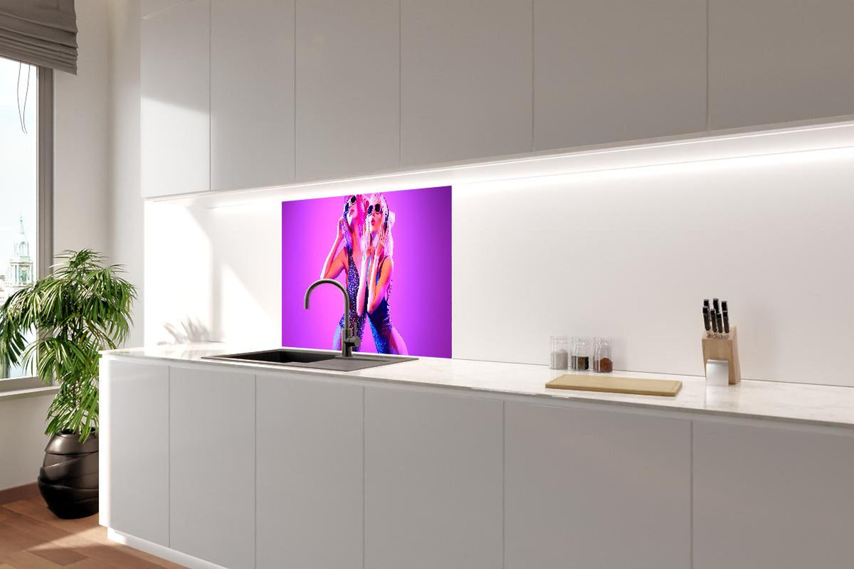 Spritzschutz - Zwei DJ Fitness Frau in bunten Neonlicht. Disco